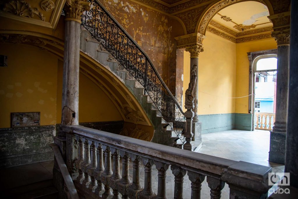 staircase of the building where Diego and David de Nancy, a character played by the actress Mirtha Ibarra, are hiding.  Photo: Kaloian.