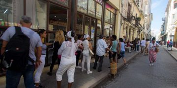 Personas en una cola en La Habana. Foto: Otmaro Rodríguez.