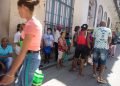 Personas en una cola en La Habana. Foto: Otmaro Rodríguez.