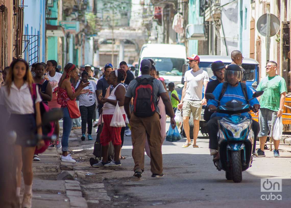 People on a street in Havana.  Photo: Otmaro Rodriguez.