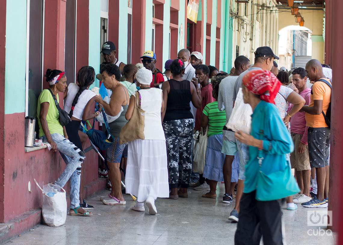 People in a line in Havana. Photo: Otmaro Rodríguez.