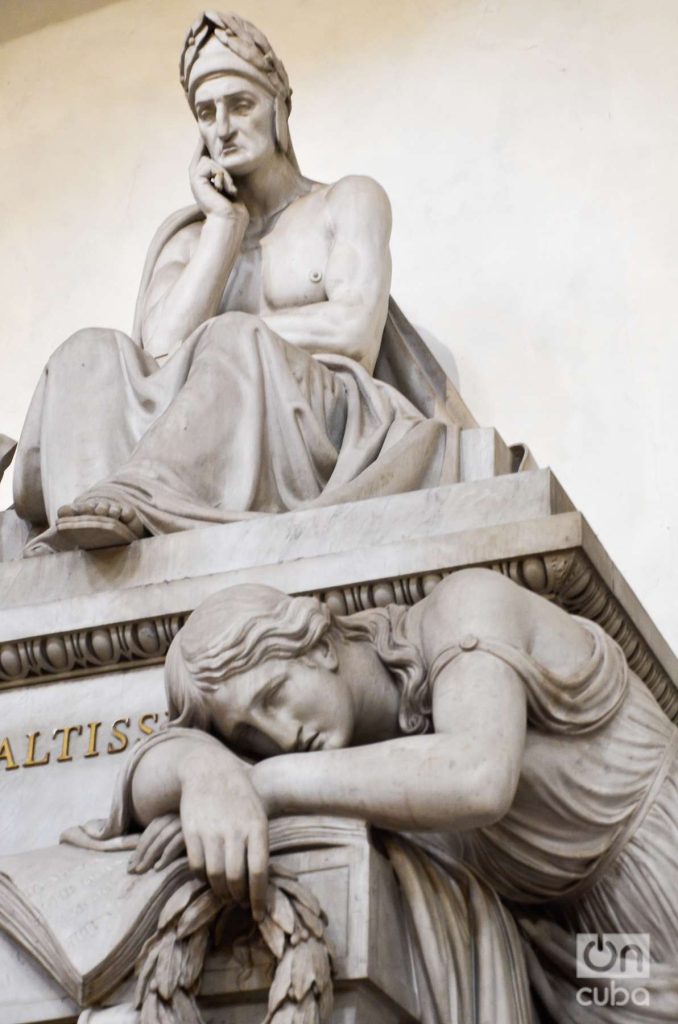 At the top of the tomb is a marble statue of Dante, dressed in a toga and holding a book.  At his feet, an allegorical figure of literary Italy, represented as a woman in an attitude of mourning.  On the other side, another figure represents Dante's meeting with Beatrice in The Divine Comedy.  Photo: Kaloian.