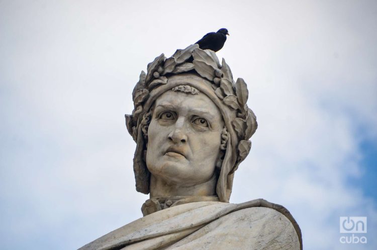 La estatua de Dante Alighieri, con gesto grave, nariz aguileña y el clásico ramo de olivos, similar a los rasgos del famoso retrato al óleo de Andrea del Castagno. Foto: Kaloian.