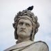 La estatua de Dante Alighieri, con gesto grave, nariz aguileña y el clásico ramo de olivos, similar a los rasgos del famoso retrato al óleo de Andrea del Castagno. Foto: Kaloian.