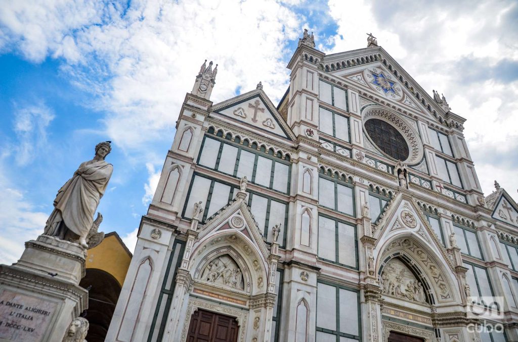 The statue of Dante and the baroque facade of the Basilica of Santa Croce.  Photo: Kaloian.