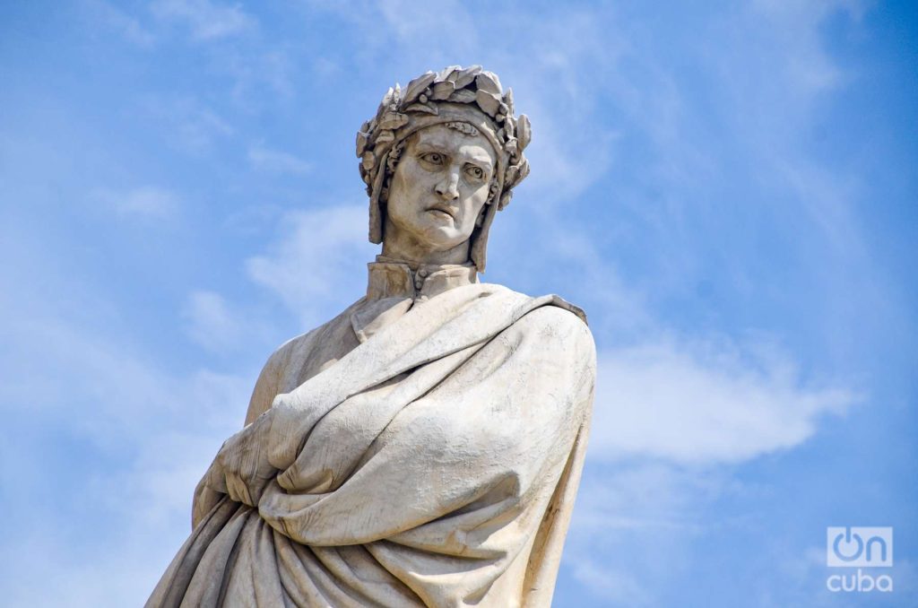 The statue of Dante Alighieri, with a serious face, aquiline nose and the classic olive branch, similar to the features of the famous oil portrait of Andrea del Castagno.  Photo: Kaloian.