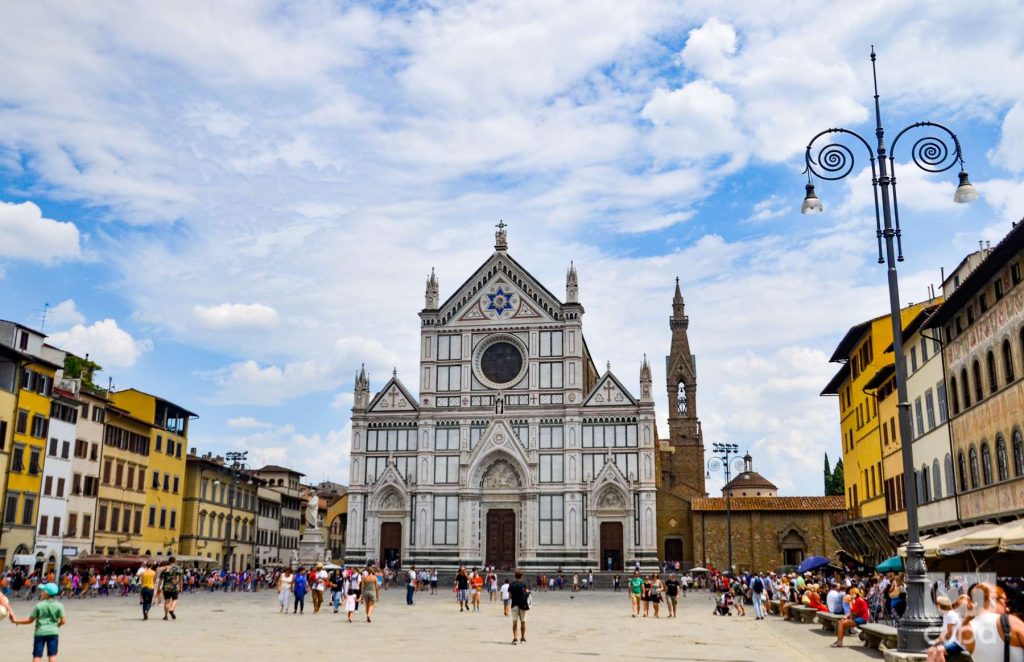 Piazza Santa Croce.  In the background the basilica of the same name where the statue of Dante and his empty tomb are.  Photo: Kaloian.