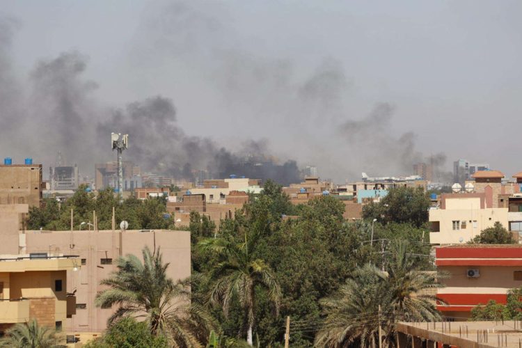 Bombardeo en Jartum, la capital sudanesa, el 19 de abril. Foto EFE.