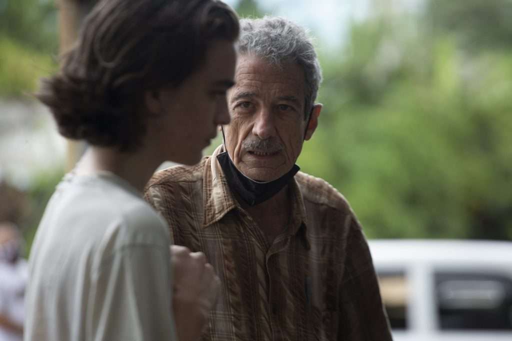 Fernando Pérez preparando una escena con el novel José Raúl Castro. Foto: Cortesía del entrevistado.