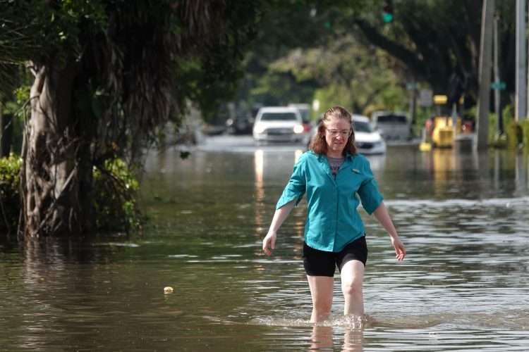 Una mujer recorre una calle inundada de Fort Lauderdale el jueves 13 de abril. Foto: Sun Sentinel.