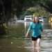 Una mujer recorre una calle inundada de Fort Lauderdale el jueves 13 de abril. Foto: Sun Sentinel.