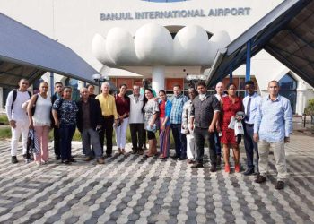 Profesionales de la salud cubanos en el aeropuerto internacional de Banjul, la capital de Gambia. Foto: Minrex.