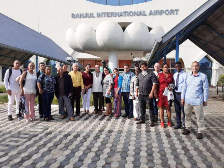Profesionales de la salud cubanos en el aeropuerto internacional de Banjul, la capital de Gambia. Foto: Minrex.