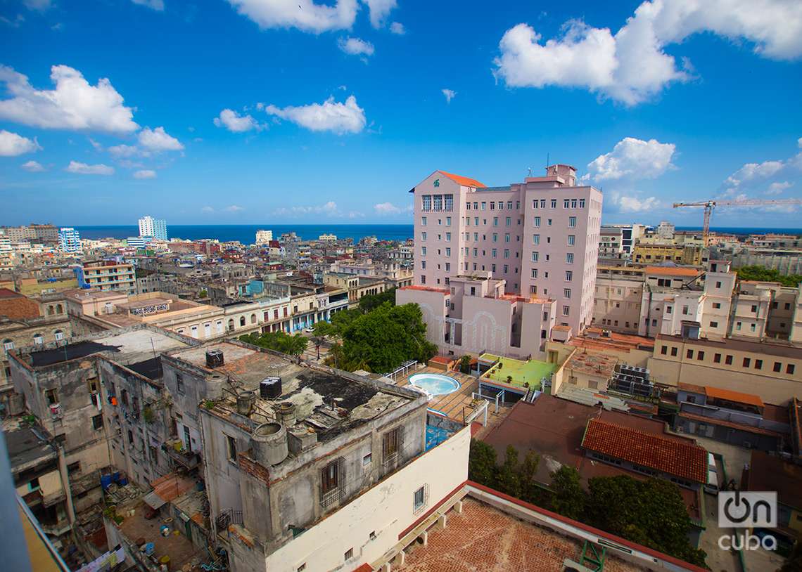 Vista desde la altura del Hotel Sevilla (centro), en La Habana. Foto: Otmaro Rodríguez.