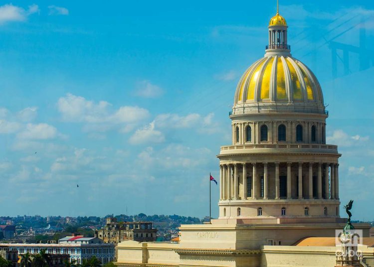 Vista de la cúpula del Capitolio Nacional, en La Habana. Foto: Otmaro Rodríguez.