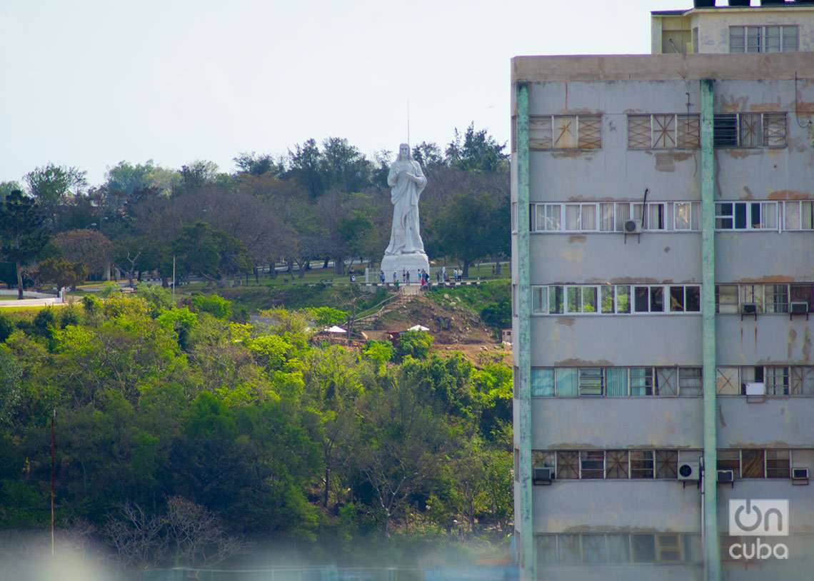 Vista en la distancia del Cristo de La Habana. Foto: Otmaro Rodríguez.