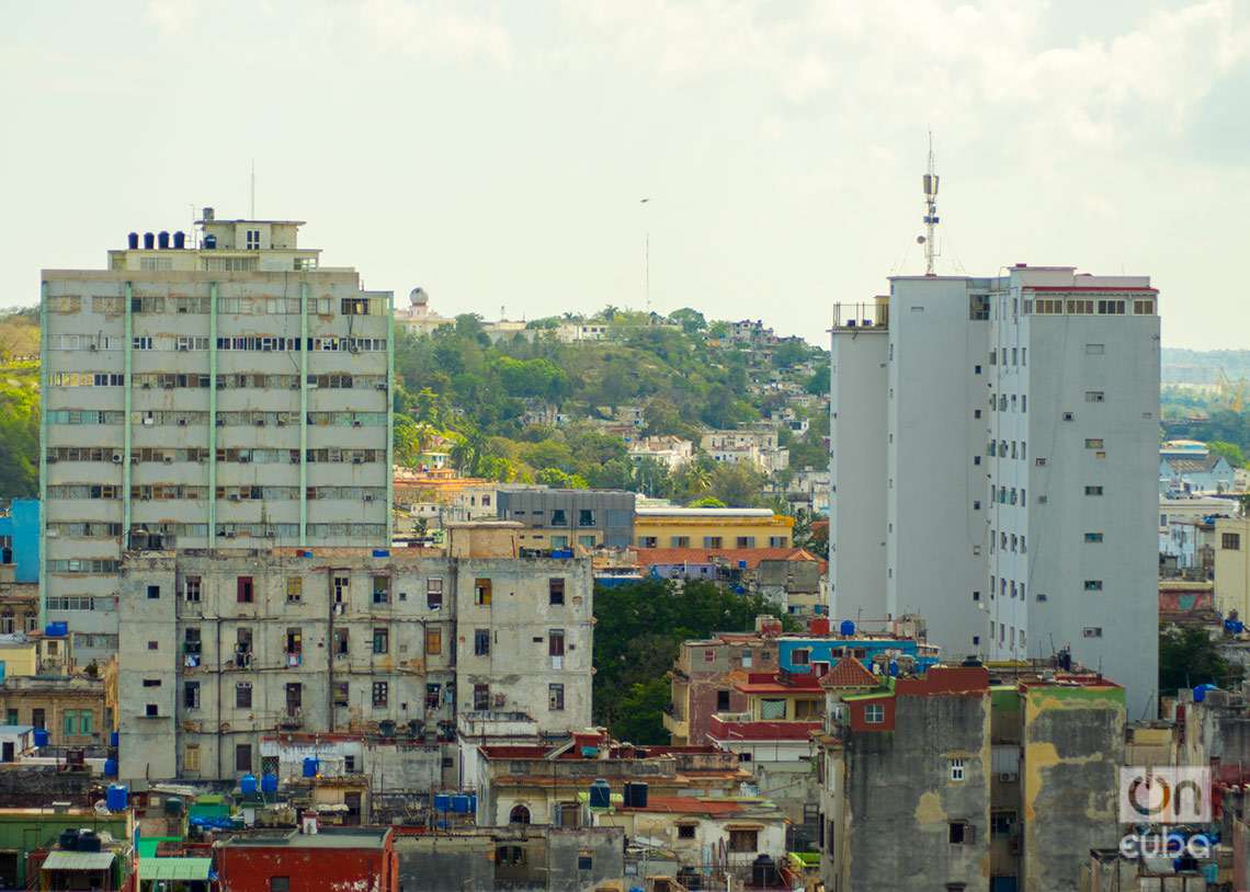 Vista de edificios de La Habana. Al fondo, el municipio de Regla. Foto: Otmaro Rodríguez.