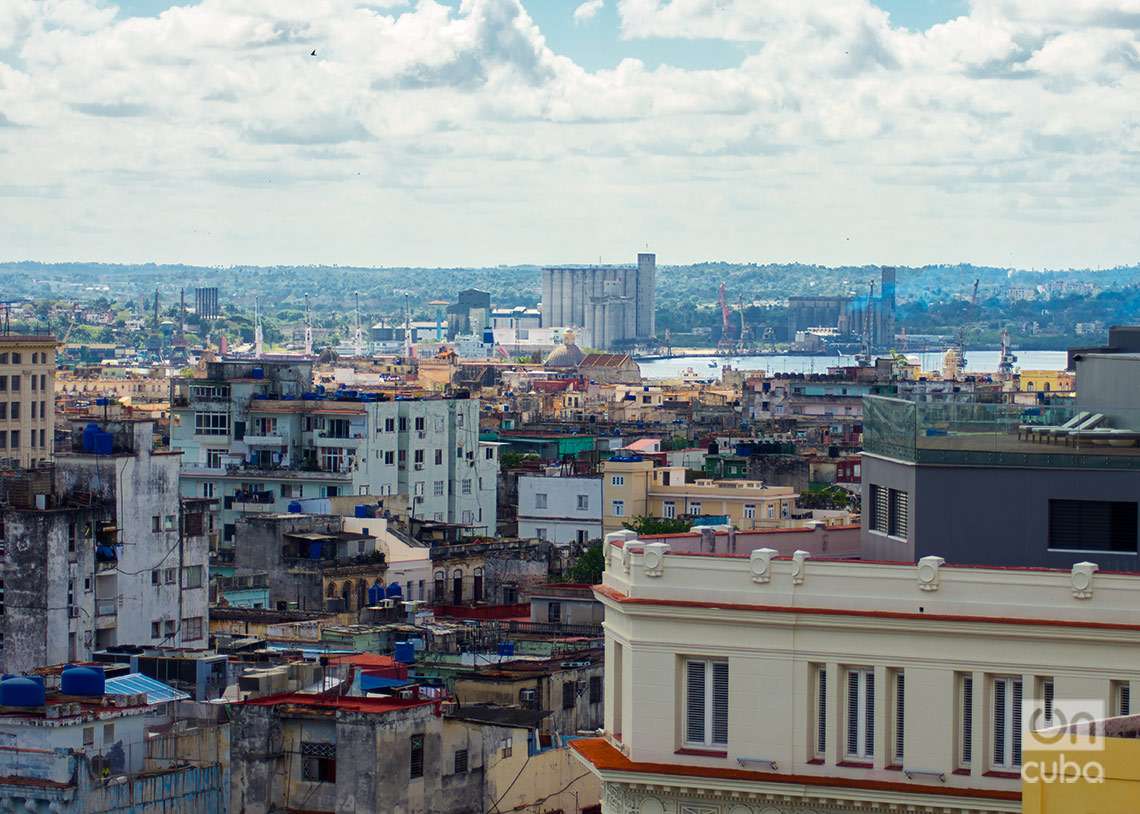 Vista de La Habana. Al fondo, la bahía y los municipios de Regla y Guanabacoa. Foto: Otmaro Rodríguez.
