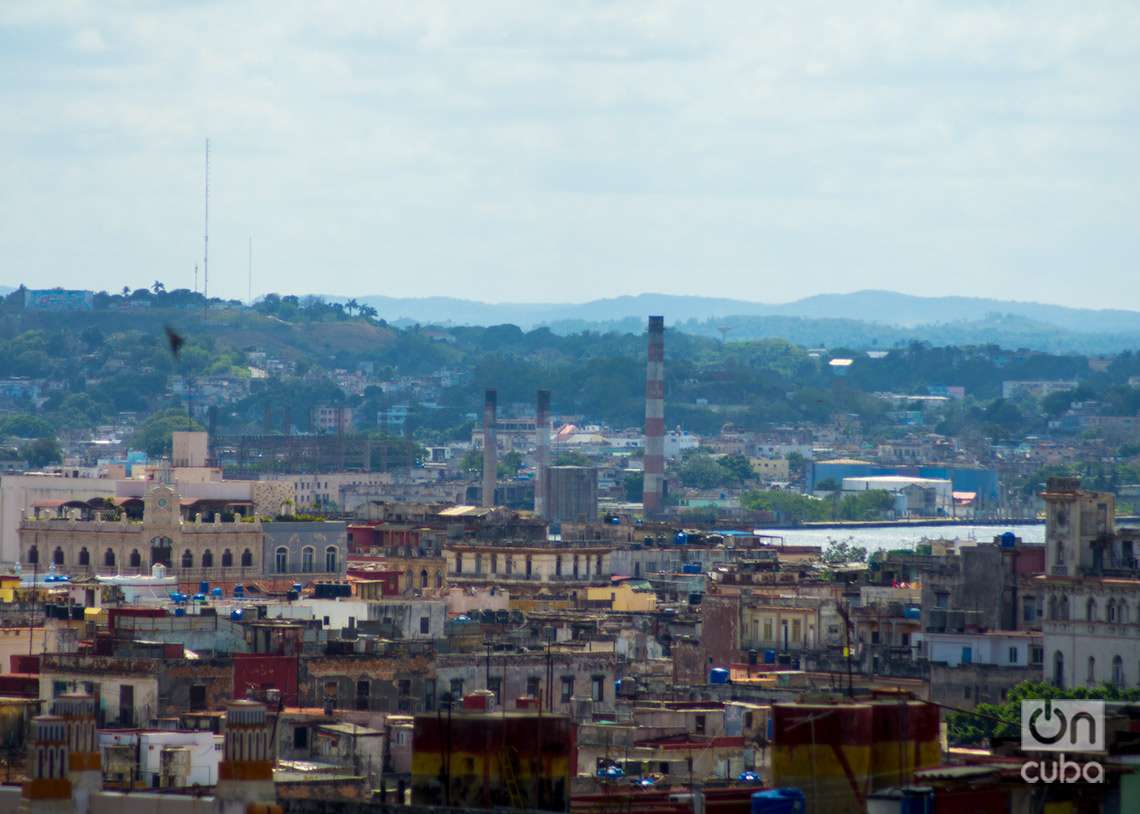 Vista en la distancia de la central termoléctrica de Tallapiedra, en La Habana. Foto: Otmaro Rodríguez.