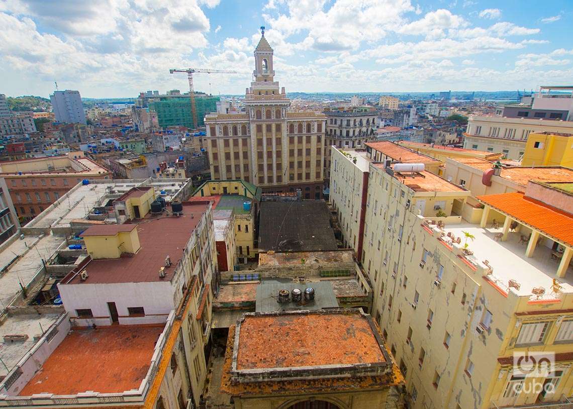 Edificio Bacardí (centro), en La Habana. Foto: Otmaro Rodríguez.