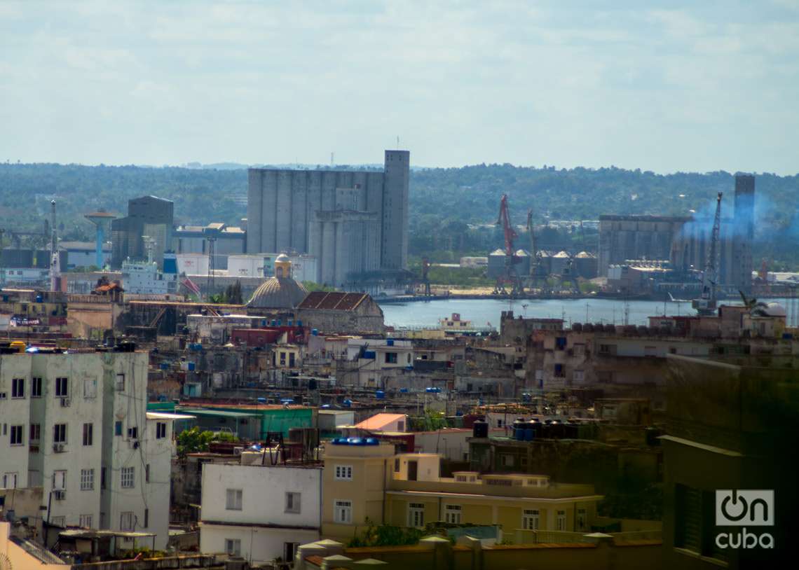 Vista en la distancia del puerto de La Habana y de molinos y cilos de Regla. Foto: Otmaro Rodríguez.