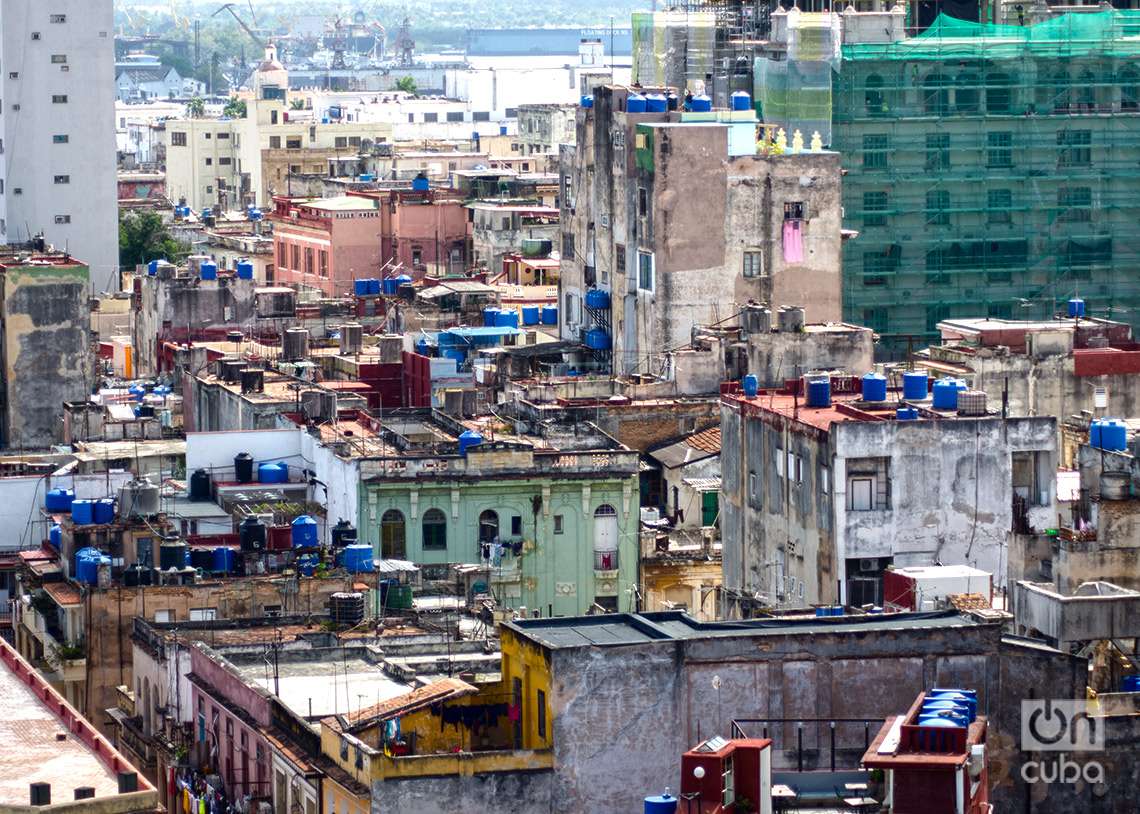 La Habana bien podría ser nombrada la ciudad de los tanques azules. Foto: Otmaro Rodríguez.