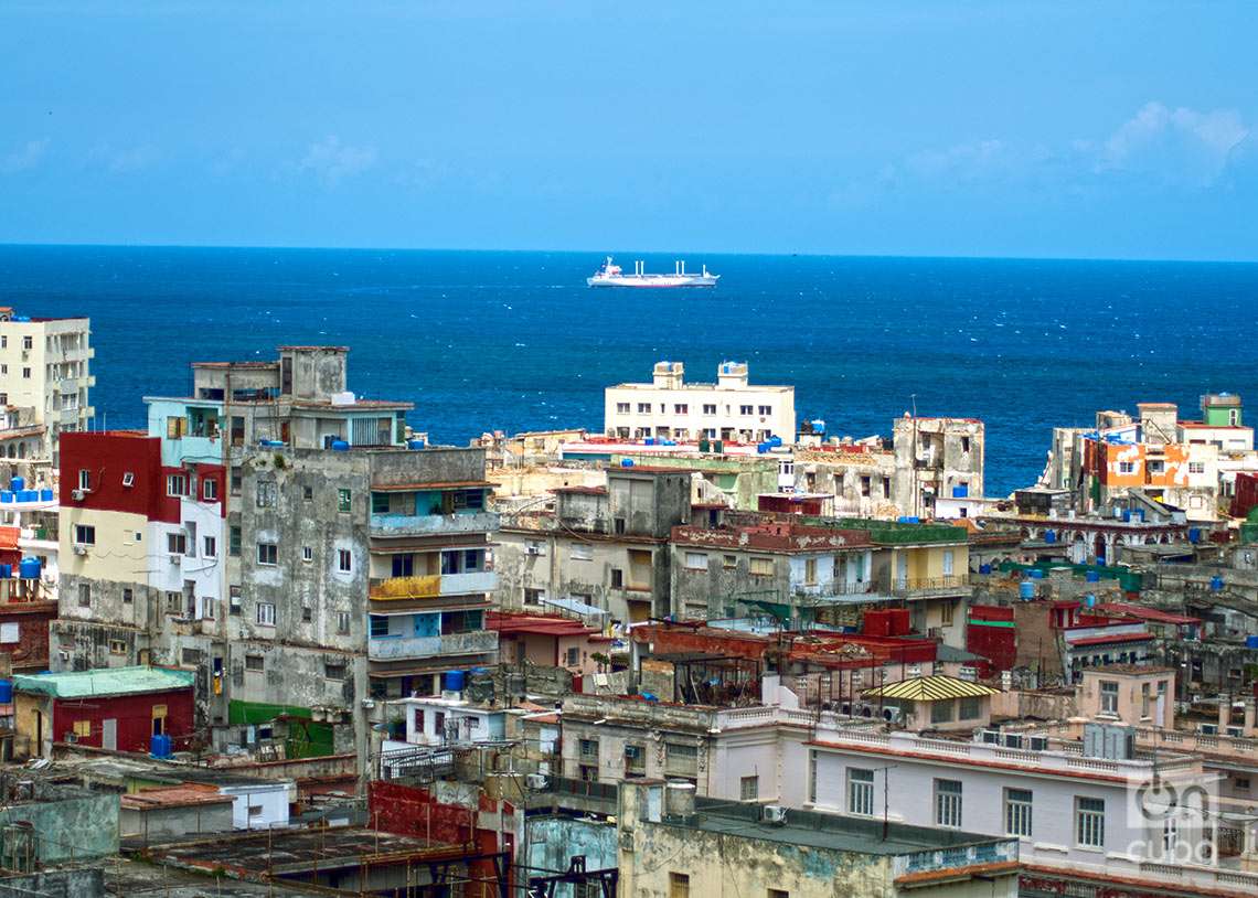 Vista en la distancia de un buque con destino al puerto de La Habana. Delante, edificios y azoteas de la ciudad. Foto: Otmaro Rodríguez.