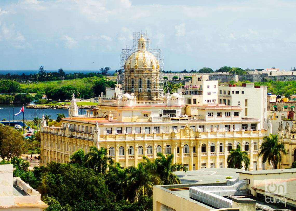 Vista en la distancia del Museo de la Revolución, antiguo Palacio Presiencial, actutalmente en remodelación, en La Habana. Detrás, del otro lado de la bahía, la fortaleza de La Cabaña. Foto: Otmaro Rodríguez.