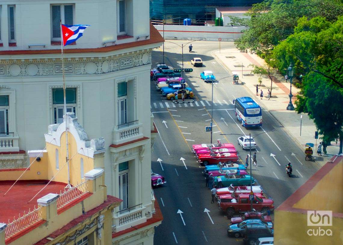 Parqueo de autos clásicos en la Calle Zulueta, en La Habana. Foto: Otmaro Rodríguez.