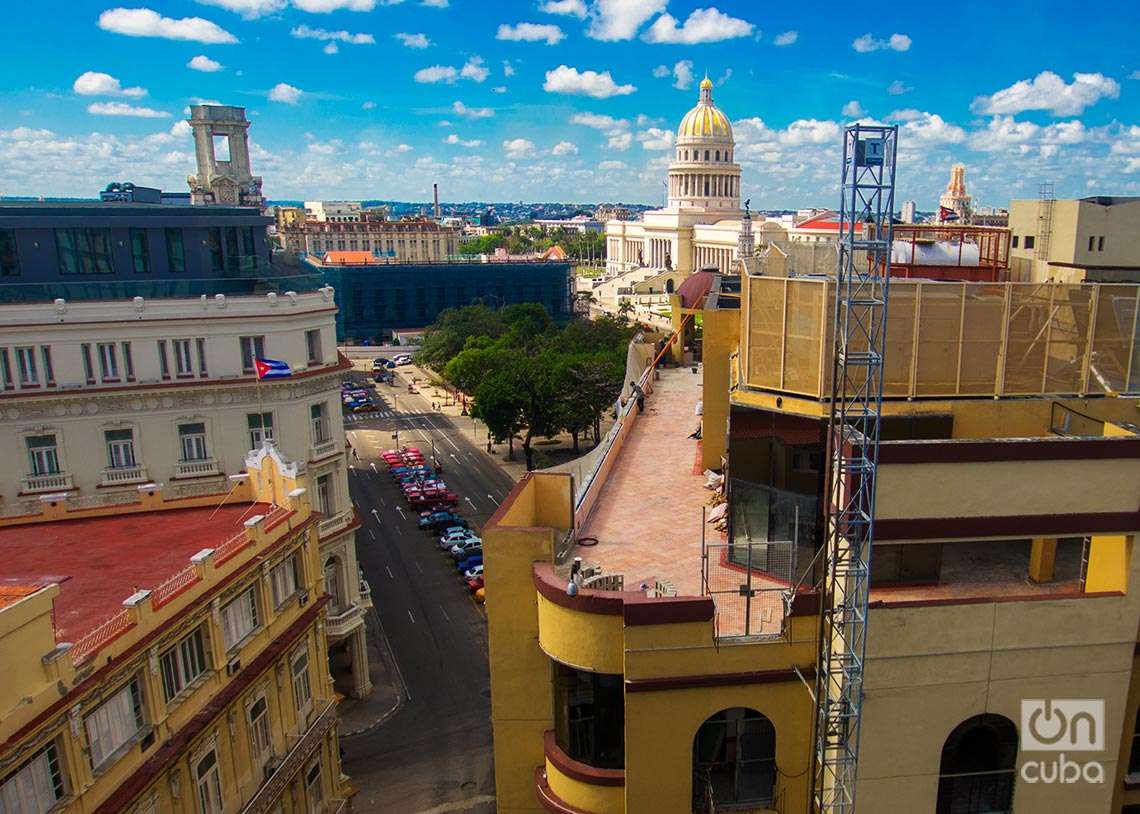 Vista en la distancia del Capitolio Nacional, en La Habana. Foto: Otmaro Rodríguez.