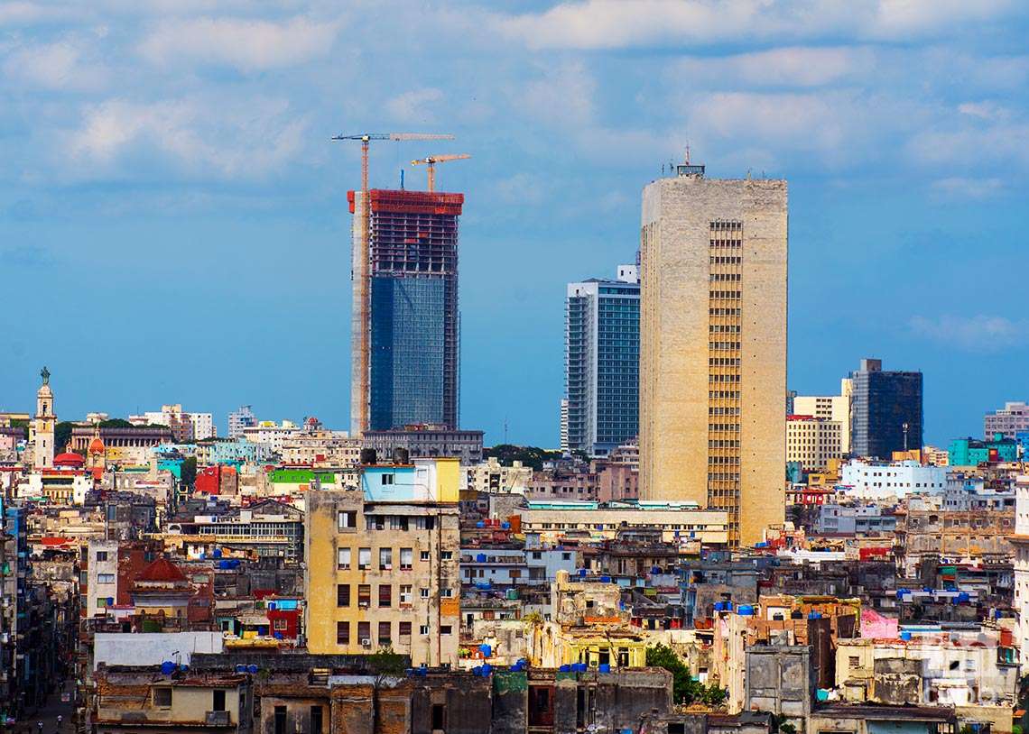 Vista en la distancia de la Torre de K (en construcción), el hotel Habana Libre, y el Hospital Hermanos Ameijeiras, en La Habana. Foto: Otmaro Rodríguez.