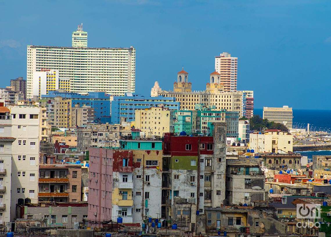 En la distancia, el edifico Focsa (izquierda, atás), el Hotel Nacional (centro) y el edifico Someillán (detrás del hotel), en una vista de La Habana. A la derecha, detrás, la Embajada de Estados Unidos. Foto: Otmaro Rodríguez.