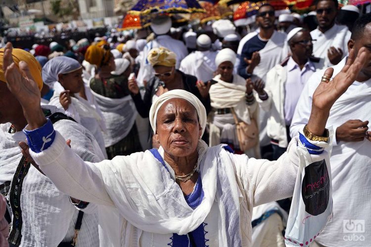 Judíos etíopes residentes en Jerusalén participan de la ceremonia del Birkat Kohanim o Bendición de los Cohen. Foto: Alejandro Ernesto.