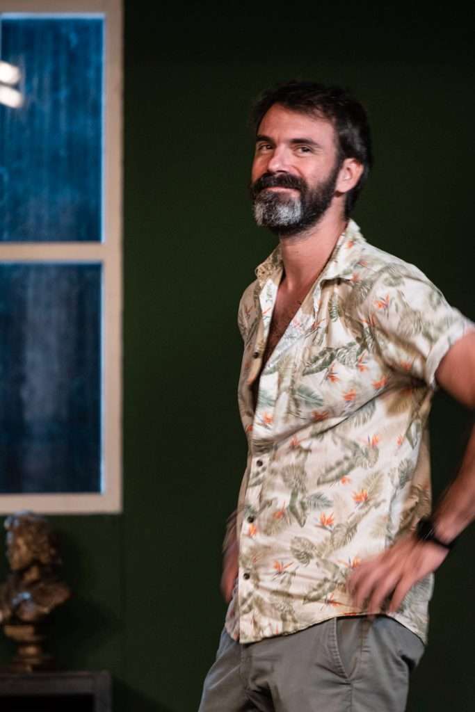 Caleb Casas  en “Los Vecinos de Arriba” (Cesc Gay), en versión de Argos Teatro, La Habana. Foto: Héctor Garrido.