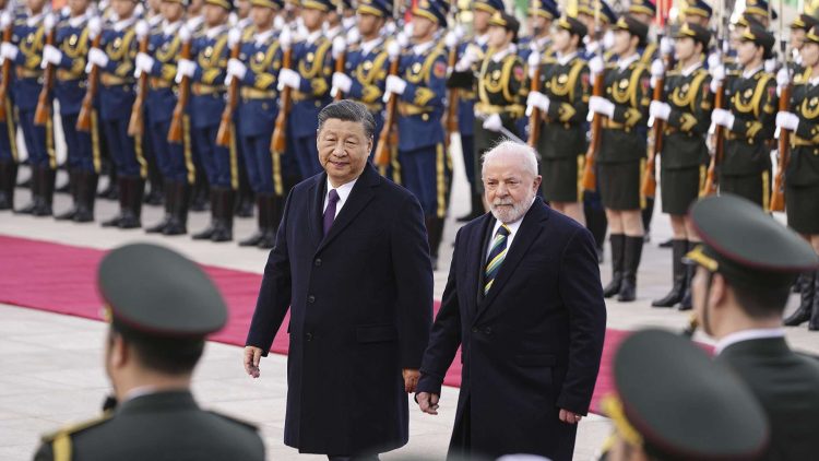 Lula en China, recibido por el presidente Xi Jinping. Foto: AP.