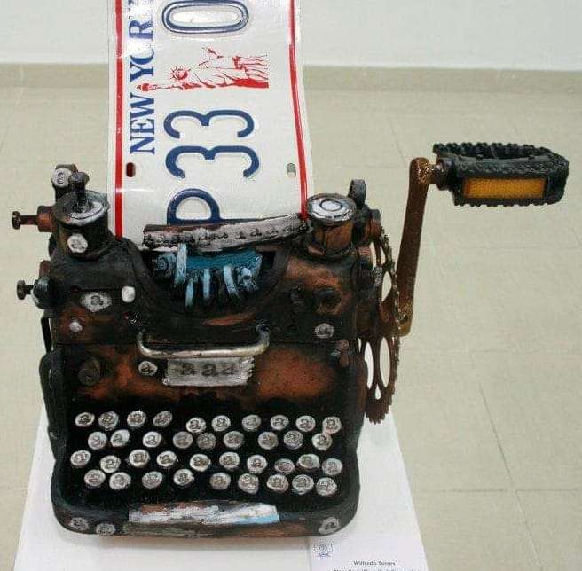 Máquina de escribir / Nueva York, de Wilfredo Torres. Año 2017. Terracota, vidrio cerámico. 