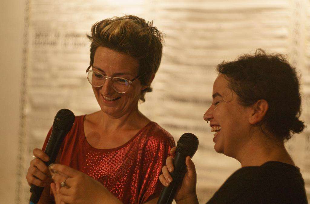 Paloma Calle y Martica Minipunto en "Cien cosas que hacer mejor que ver este espectáculo". Foto: Gabriel Estrada Reyes.