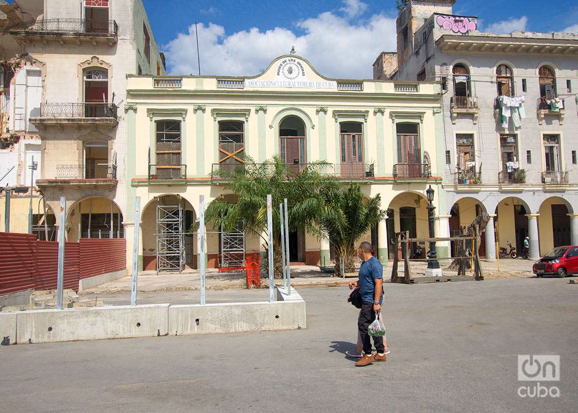 Asociación Cultural Yoruba de Cuba, en la zona del Prado afectada por la explosión del hotel Saratoga en mayo de 2022. Foto: Otmaro Rodríguez.