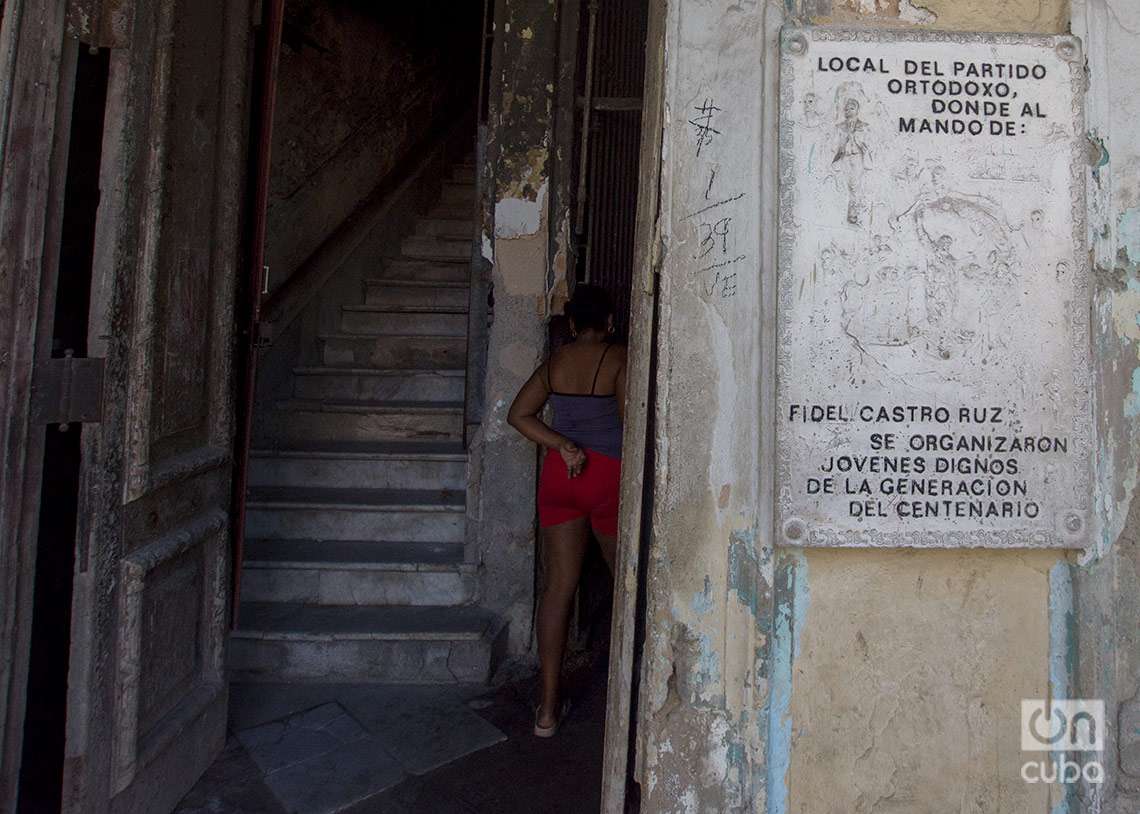 Entrada de un antiguo local del Pertido Ortodoxo, en el entorno del Paseo del Prado, en La Habana. Foto: Otmaro Rodríguez.