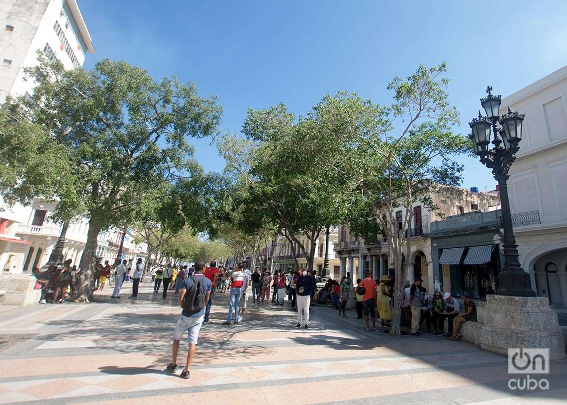 Paseo del Prado, en La Habana. En la foto, punto donde se reúnen personas para vender, comprar o permutar viviendas.  Foto: Otmaro Rodríguez.