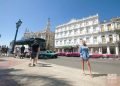 Turistas frente al Hotel Inglaterra, en La Habana. Foto: Otmaro Rodríguez.
