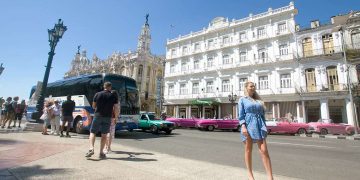 Turistas frente al Hotel Inglaterra, en La Habana. Foto: Otmaro Rodríguez.