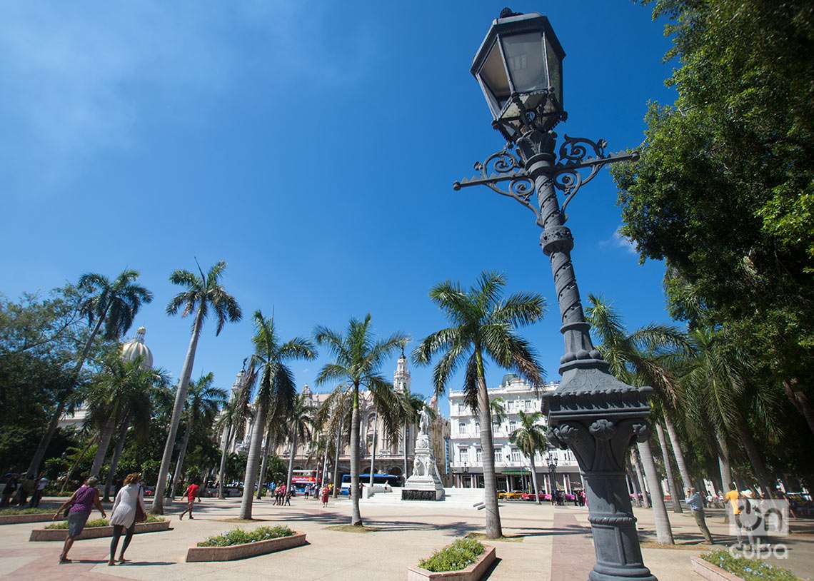 Parque Central, en el entorno del Prado, en La Habana. El 22 de febrero de 1889, en este lugar, los habaneros disfrutaron por vez primera de la luz eléctrica. Foto: Otmaro Rodríguez.