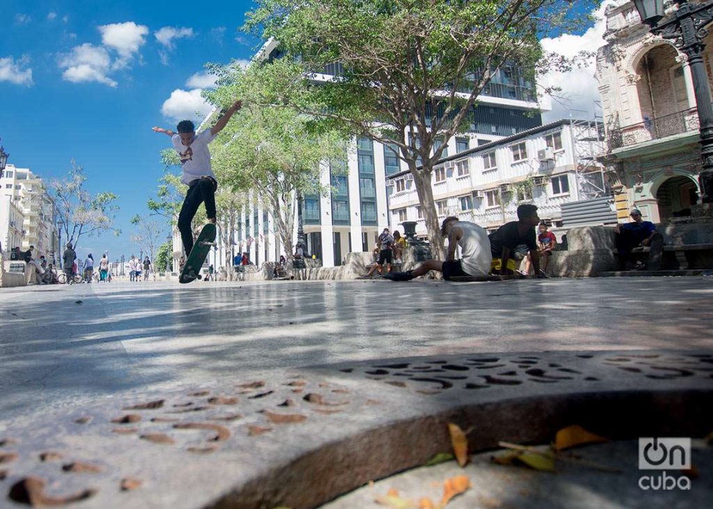 Jóvenes montando patineta en el Paseo del Prado, en La Habana. Foto: Otmaro Rodríguez.