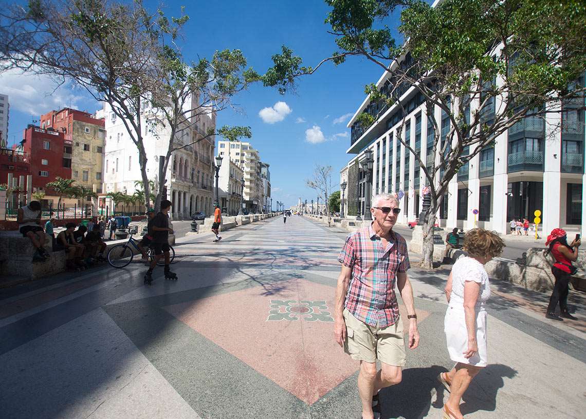 Turistas y otras personas en el Paseo del Prado, en La Habana. A lña derecha, el hotel Iberostar Grand Packard. Foto: Otmaro Rodríguez.