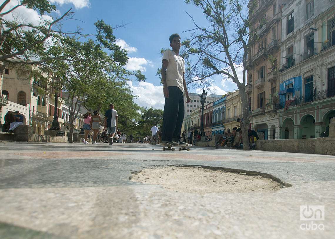 El uso de patines, patinetas ha deteriorado el piso del Paseo del Prado. Foto: Otmaro Rodríguez.