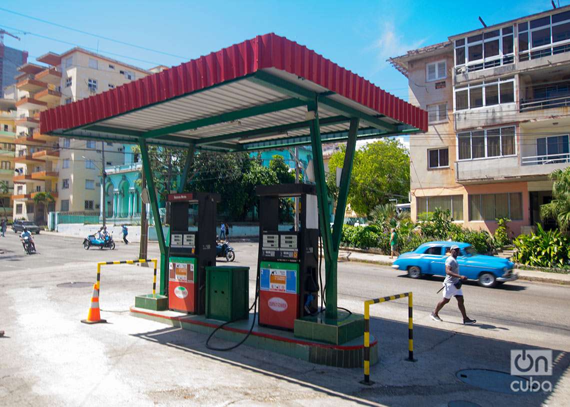 A car passes in front of a gas station without fuel, in Havana. Photo: Otmaro Rodríguez.