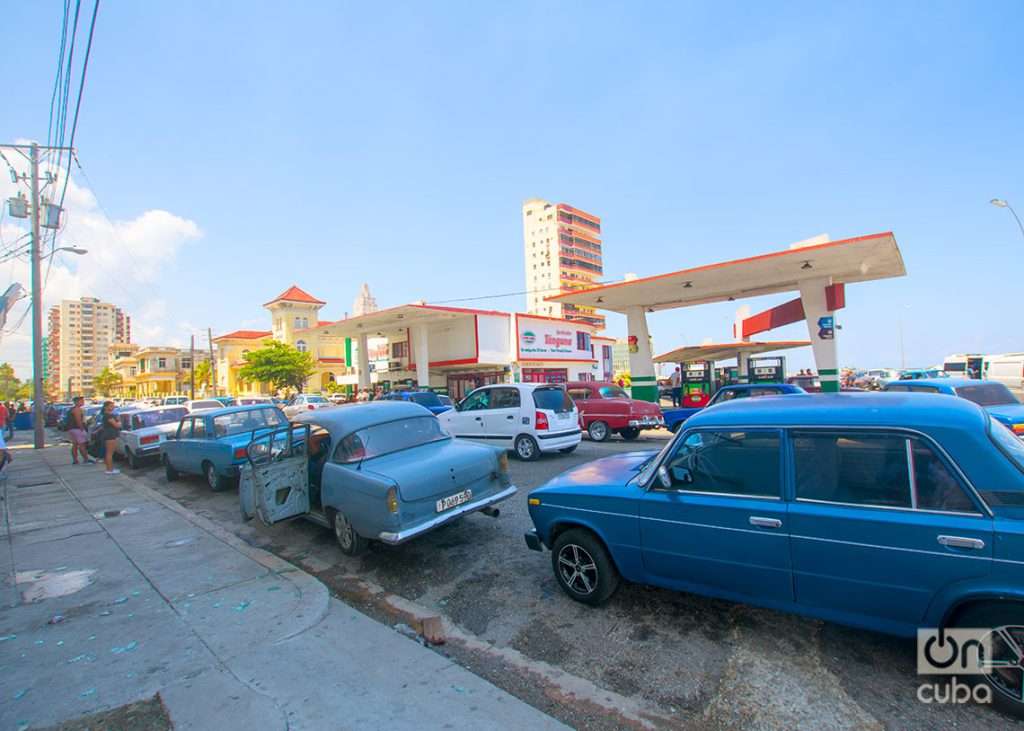 Autos esperando que abastezcan una gasolinera en La Habana para adquirir combustible. Foto: Otmaro Rodríguez.