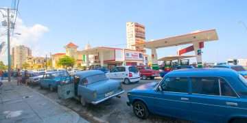 Autos esperando que abastezcan una gasolinera en La Habana para adquirir combustible. Foto: Otmaro Rodríguez.
