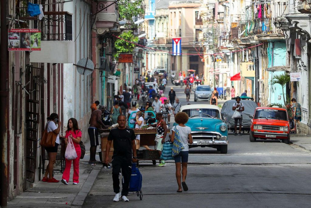Personas caminan por el centro de La Habana. Foto: EFE/ Yander Zamora.